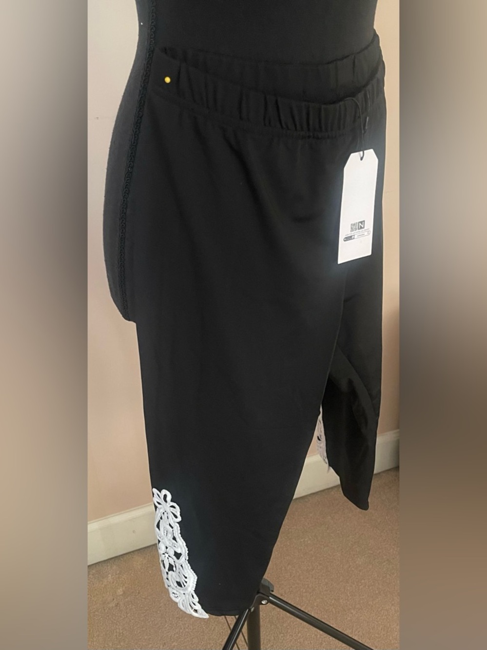NWT 2 PAIR NORACORA Casual Summer Lace Capri Pants in black and white size M.